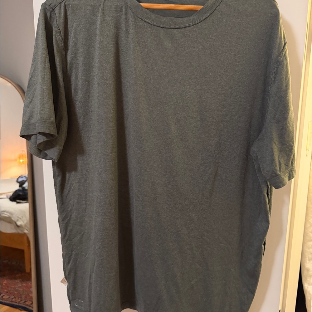 Vuori Men's Charcoal Short Sleeve Tee